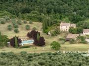 Casale del 1500 con chiesa, piscina, 2 dépendance e...