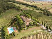 Casale del 1500 ristrutturato con piscina e vigneti,...
