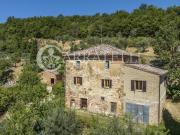 Casale di 240 mq con annessi e terreno in campagna a...
