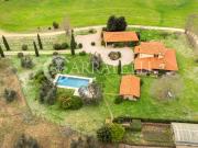 Casale di charme con piscina e ampi terreni a Tuscania...