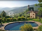 Casale di circa 340 mq con piscina in collina panoramica...