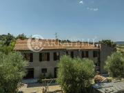 Casale di circa 400mq con terreni per circa 14 ettari ed...