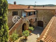 Casale di circa 460 mq con garage e giardino in...