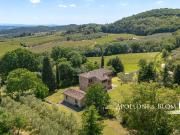 Casale in pietra con giardino, garage e vista su...