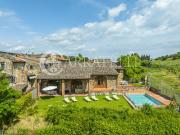 Casale panoramico con piscina e giardino nel cuore del...