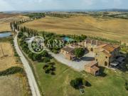 Casale panoramico in pietra di circa 766 mq con piscina,...