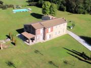 Casale ristrutturato con parco e piscina in vendita a...