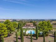 Casale San Giorgio con piscina e vigneto vicino a Siena...