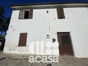 CASALE SEMI INDIPENDENTE CON TERRENI