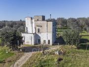 Casale su 3 livelli da ristrutturare con cappella...