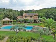Casali di charme con piscina e 11 ettari di terreno in... Casali di charme con piscina e 11 ettari di terreno in...