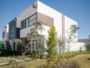 CASAS AMPLIO JARDIN