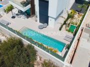 Casas de lujo con jardines y piscinas privadas en La Nucia