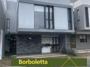 Casas en Borboleta junto al bosque de la primavera