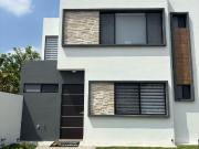Casas en venta en Cluster con Alberca en Zona Industrial...