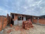 Casas novas na faixa do mar de Praia de Leste