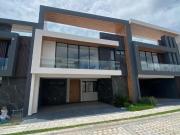 Casas nuevas en venta en cluster con alberca frente a...