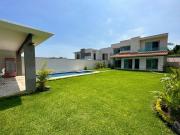 Casas residenciales con alberca y jardín privados en...