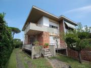 Case e ville in vendita di 145 m² in Via Cortona, 127