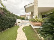 Case e ville in vendita di 160 m² in Via Forte dei Marmi, 3