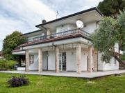 Case e ville in vendita di 170 m² in Via dei Castagni