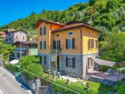 Case e ville in vendita di 210 m² in Via per Esino, 47