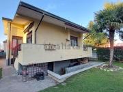 Case e ville in vendita di 210 m² in Via T. Grossi, 1