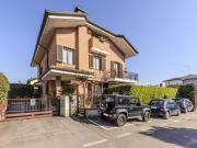 Case e ville in vendita di 215 m² in Via Monte Bianco, 5