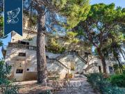 Case e ville in vendita di 2200 m²