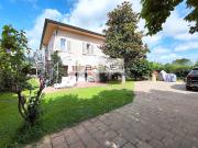 Case e ville in vendita di 220 m² in Via dei Tulipani, 255