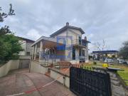 Case e ville in vendita di 220 m² in Viale Vittorio Locchi