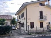 Case e ville in vendita di 225 m² in Via Sant&apos Emidio