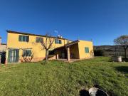 Case e ville in vendita di 230 m² in Strada Colle Umberto