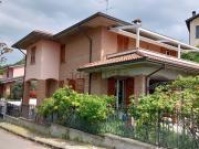 Case e ville in vendita di 230 m² in Strada Nuova