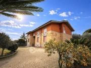 Case e ville in vendita di 239 m² in Via Appia Sud