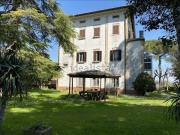Case e ville in vendita di 2400 m²