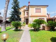 Case e ville in vendita di 241 m² in Via Trieste, 37