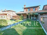 Case e ville in vendita di 243 m² in Via delle Camelie, 7