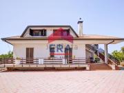 Case e ville in vendita di 245 m² in Via E.Torricelli, 6