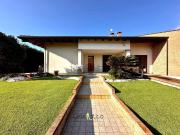 Case e ville in vendita di 245 m² in Via Saltarelli, 50