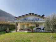 Case e ville in vendita di 247 m² in Via Tengattini, 2