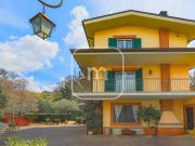 Case e ville in vendita di 250 m² in Via del Castagneto, 24