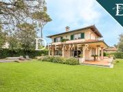 Case e ville in vendita di 250 m² in Via dell&apos Acqua, 43