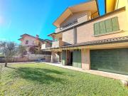 Case e ville in vendita di 250 m² in Via Adige