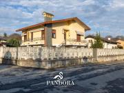 Case e ville in vendita di 260 m² in Via Neruda