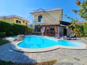 Case e ville in vendita di 260 m² in Via Staffetta