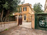 Case e ville in vendita di 270 m² in Via Agordat