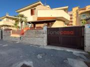 Case e ville in vendita di 270 m² in Via F. Turati, 57