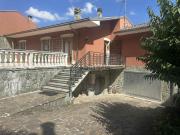 Case e ville in vendita di 288 m² in Via L. Fugazza