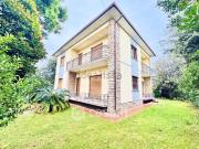 Case e ville in vendita di 296 m² in Via Montanara